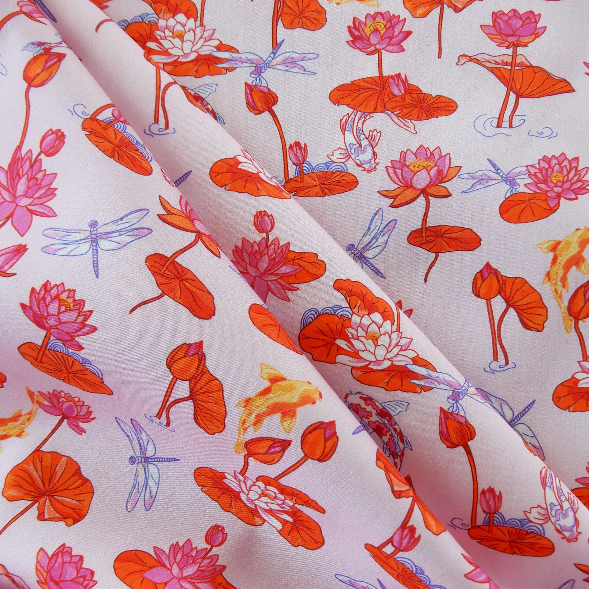 Popeline de coton Lotus, Koïs et Libellules dans les tons rose-orange