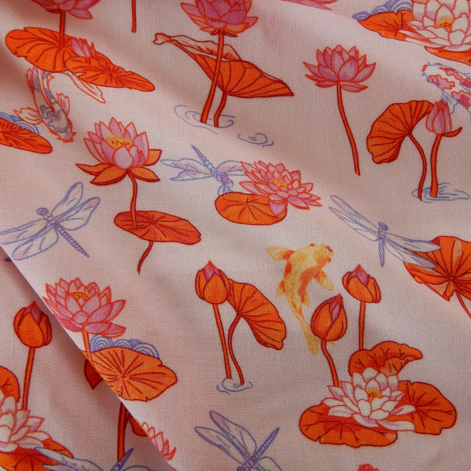 Popeline de coton Lotus, Koïs et Libellules dans les tons rose-orange