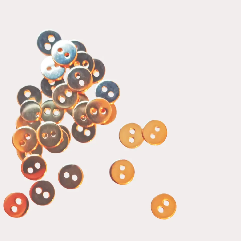 Boutons plats en métal doré