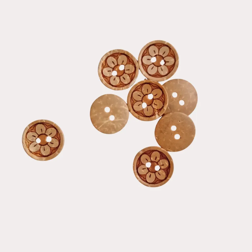 Boutons en noix de coco gravé d'une fleur