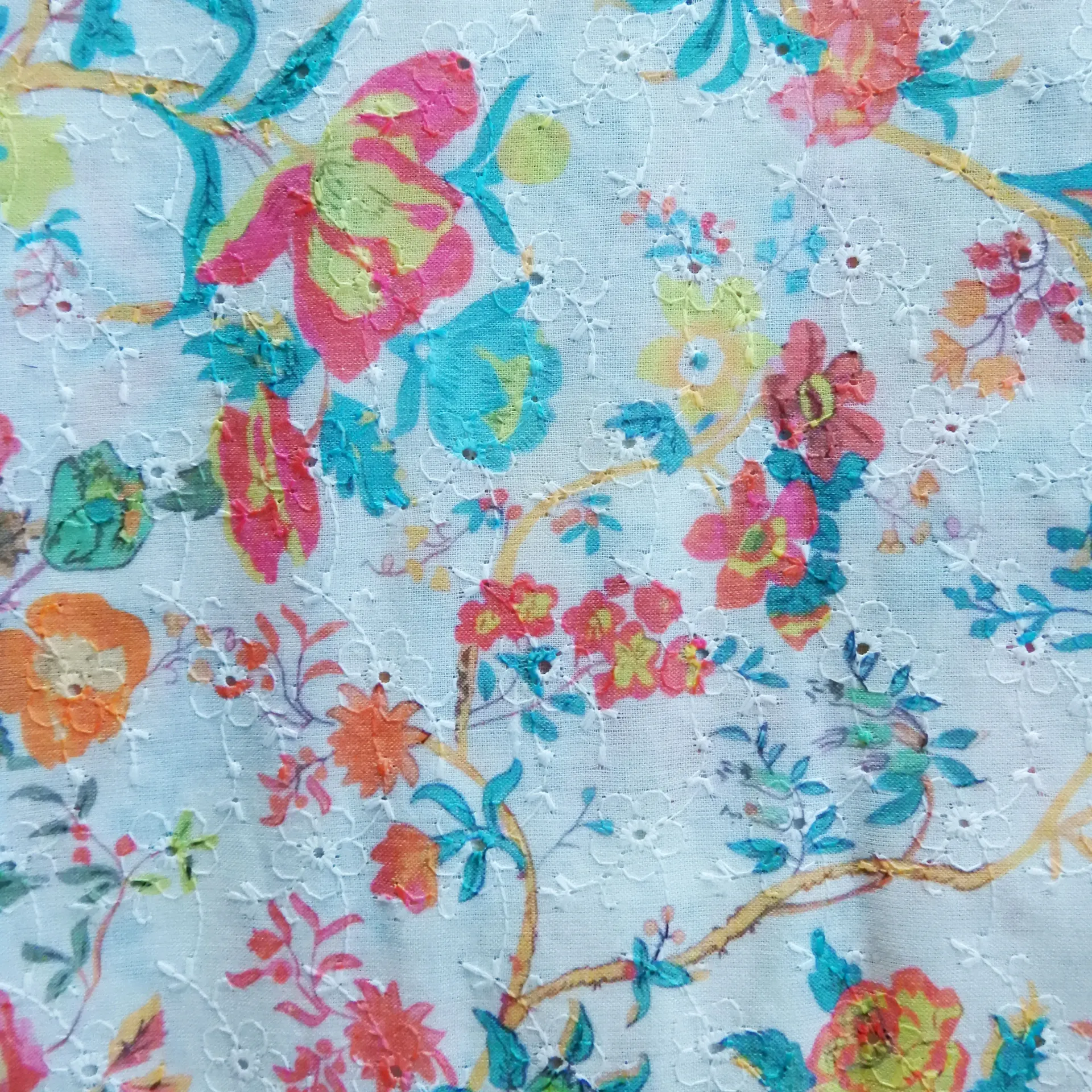 Fleurs multicolores sur un tissu brodé