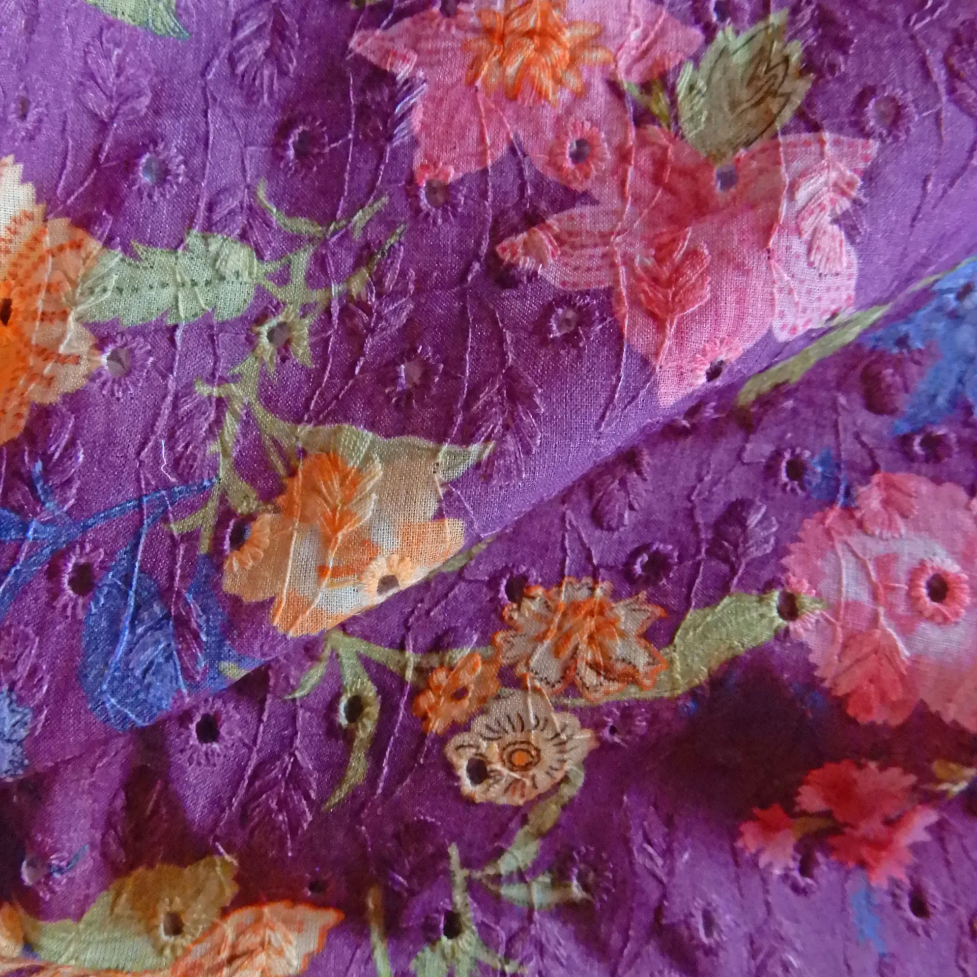 Voile de coton brodé imprimé de fleurs sur fond mauve