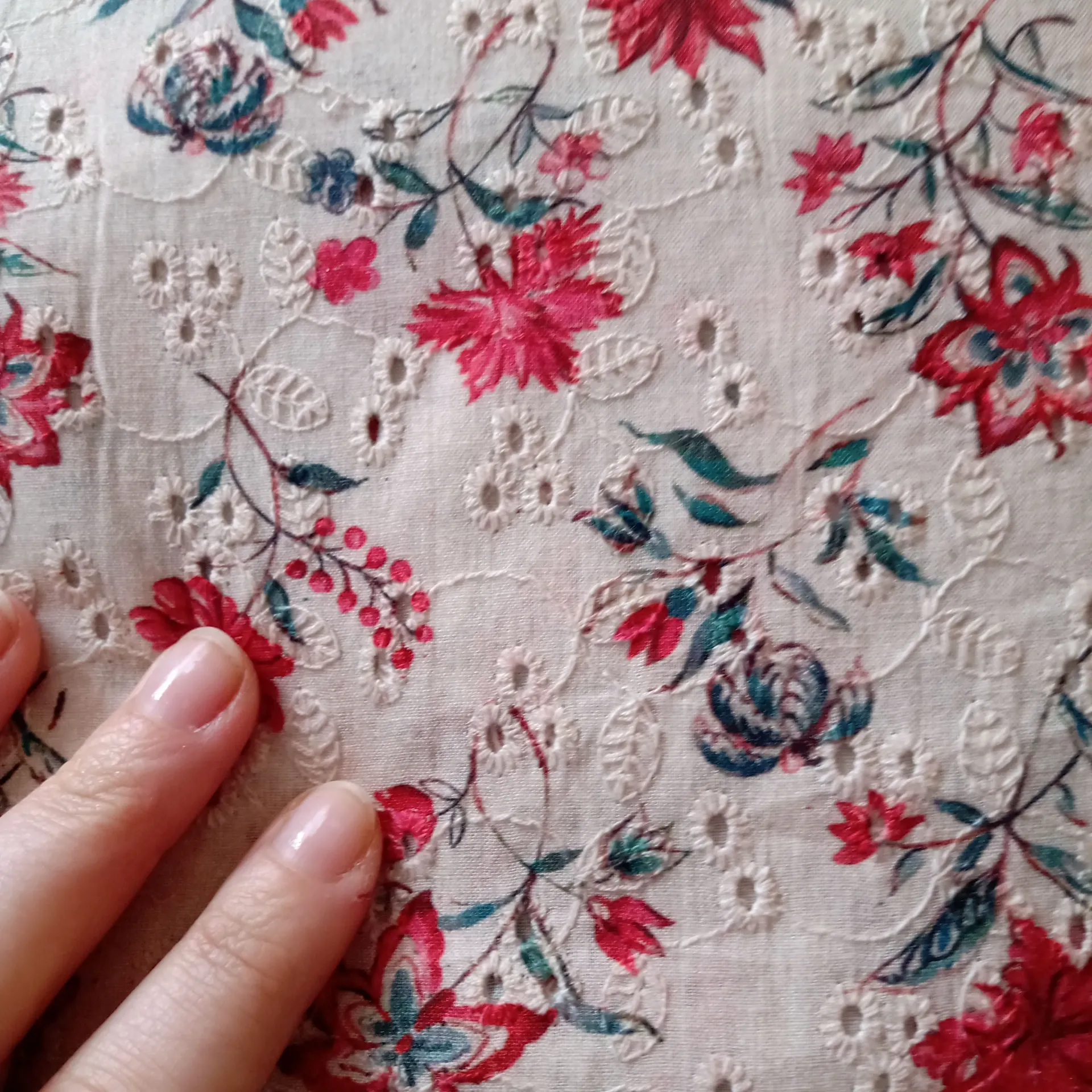 Voile de coton brodé et imprimé de fleurs rouges