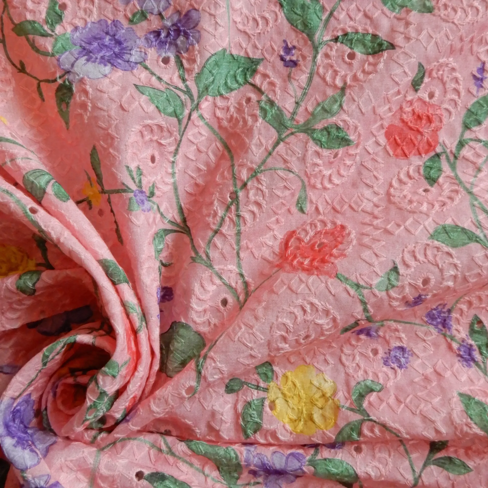 Fleurs grimpantes imprimées sur un tissu brodé rose
